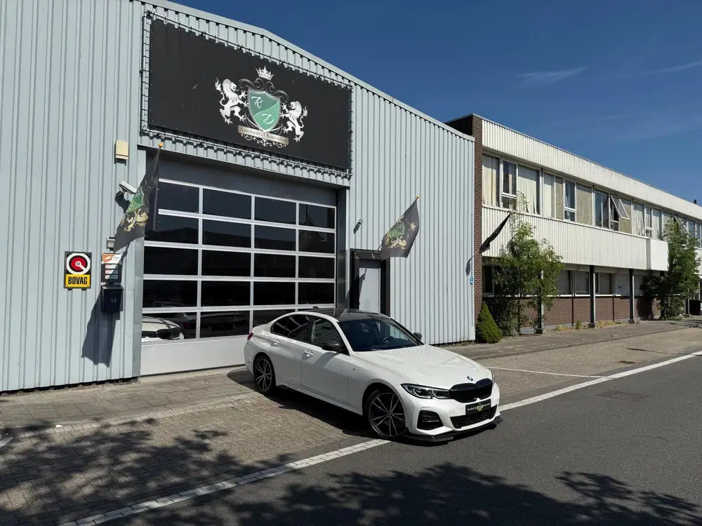 BMW 3-serie 330e High Executive M Performance CARBON 3 uit 2020, foto 13