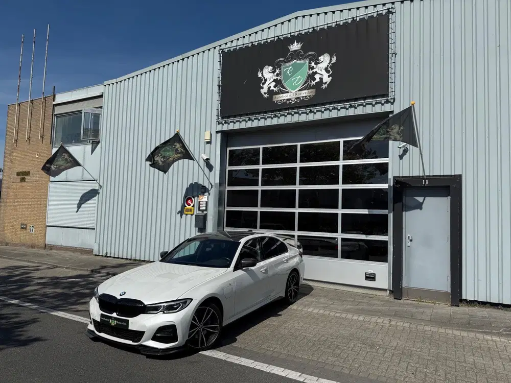 BMW 3-serie 330e High Executive M Performance CARBON 3 uit 2020, foto 15