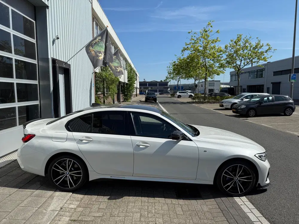 BMW 3-serie 330e High Executive M Performance CARBON 3 uit 2020, foto 19