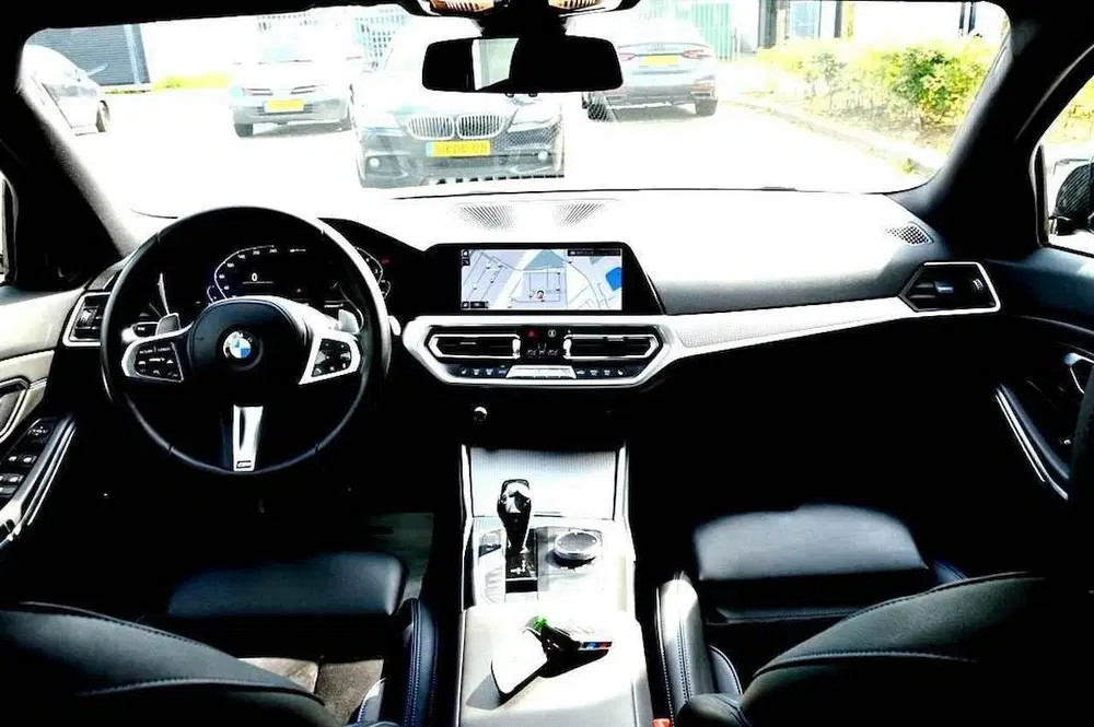 BMW 3-serie 330e High Executive M Performance CARBON 3 uit 2020, foto 2