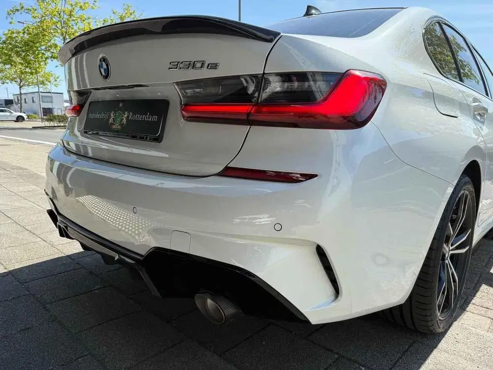BMW 3-serie 330e High Executive M Performance CARBON 3 uit 2020, foto 3