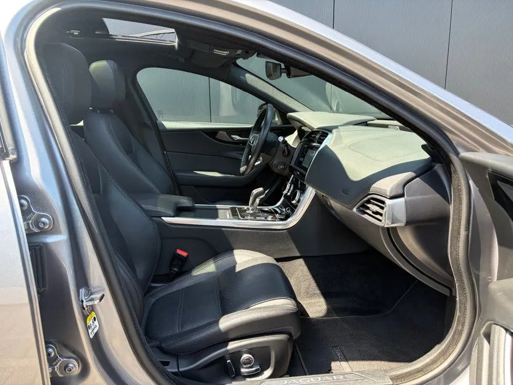 Jaguar XE 2.0 P250 Aut. Pano Leder Camera LED Carplay Androi uit 2020, foto 3