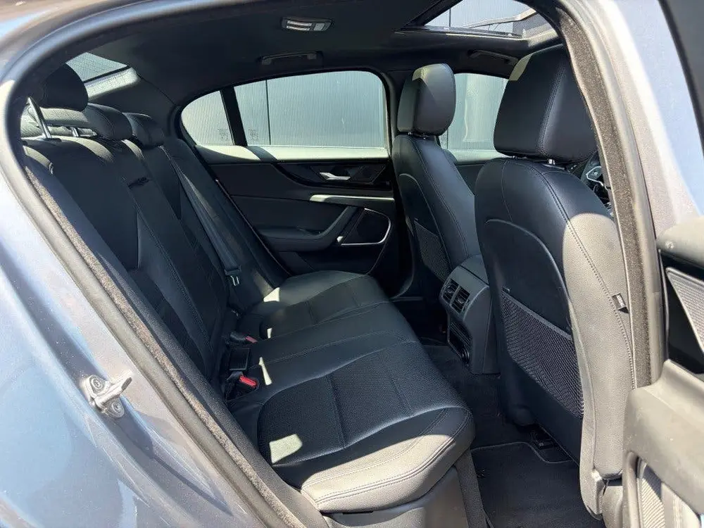 Jaguar XE 2.0 P250 Aut. Pano Leder Camera LED Carplay Androi uit 2020, foto 4