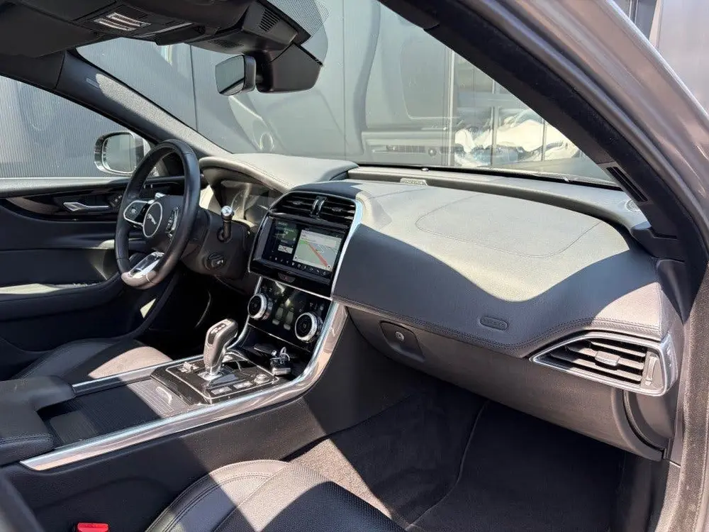 Jaguar XE 2.0 P250 Aut. Pano Leder Camera LED Carplay Androi uit 2020, foto 5