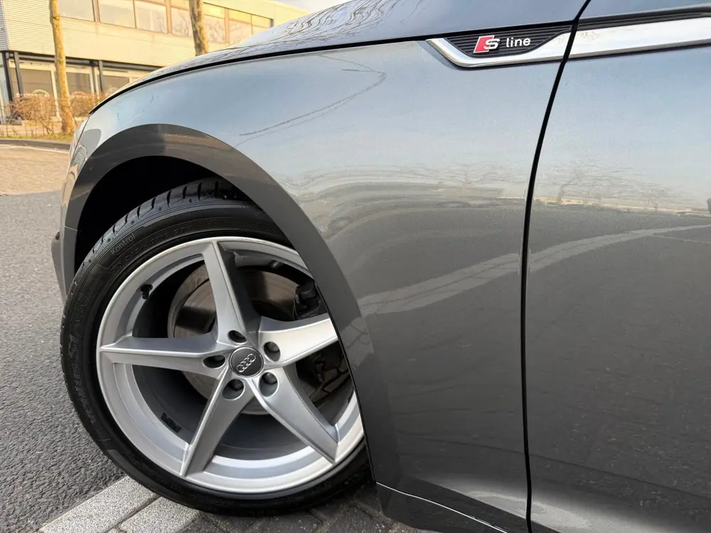 Audi A5 35 TFSI Sport S-tronic AUT S-line edition uit 2019, foto 3