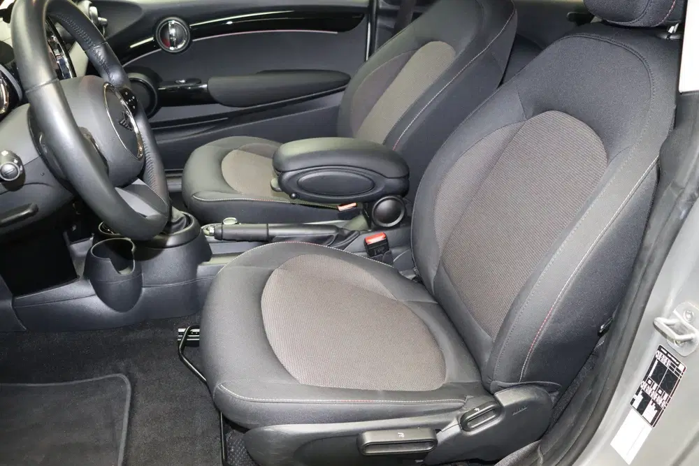 Mini Hatchback Cooper uit 2023, foto 10