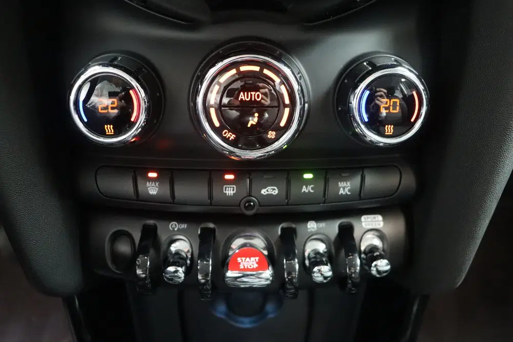 Mini Hatchback Cooper uit 2023, foto 19