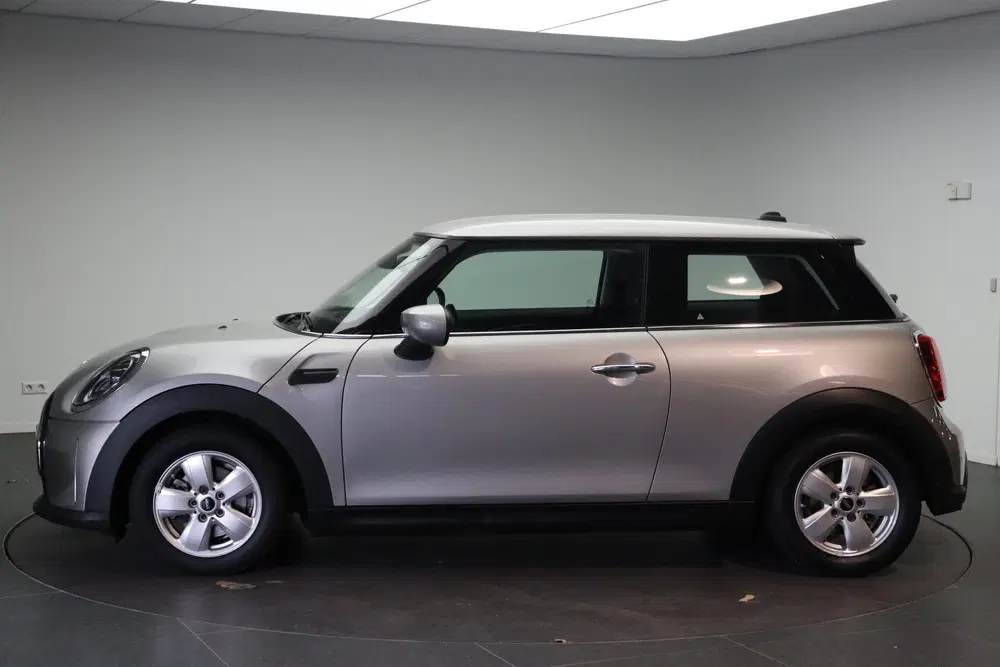 Mini Hatchback Cooper uit 2023, foto 2