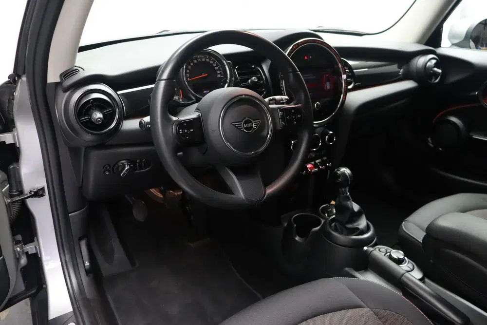 Mini Hatchback Cooper uit 2023, foto 9
