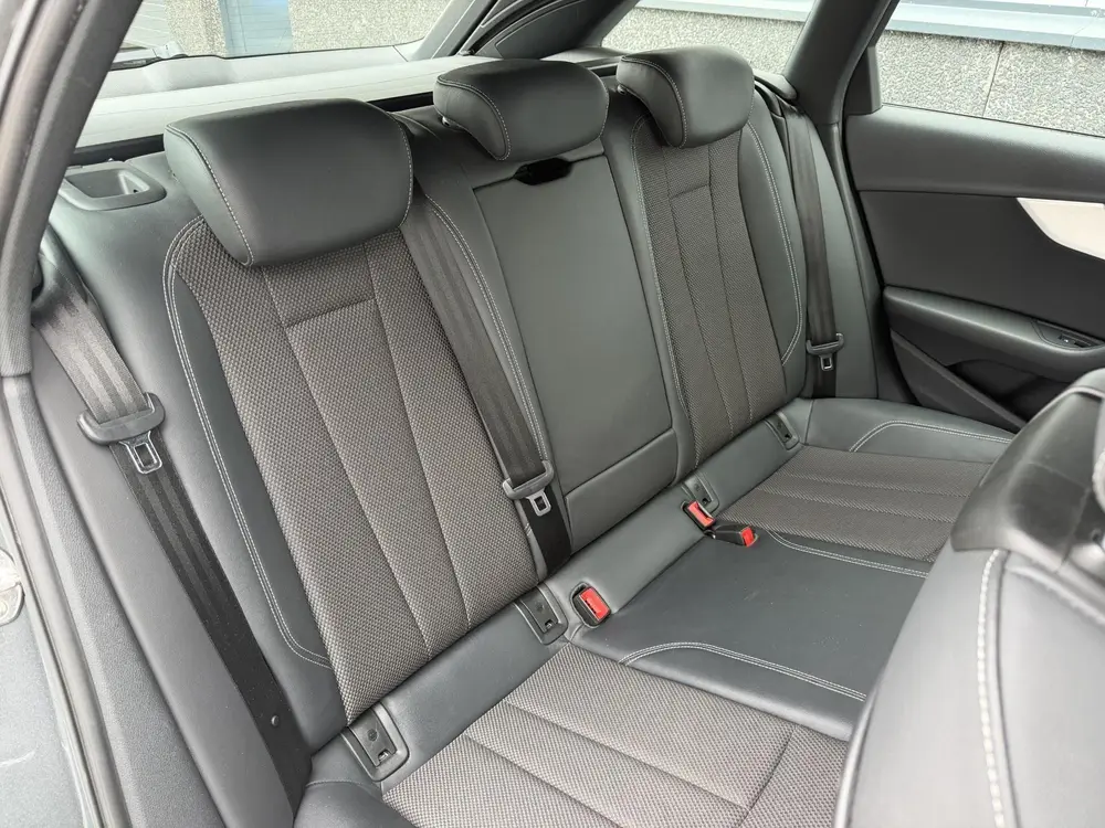 Audi A4 40 TFSI Sport S line edition uit 2019, foto 19
