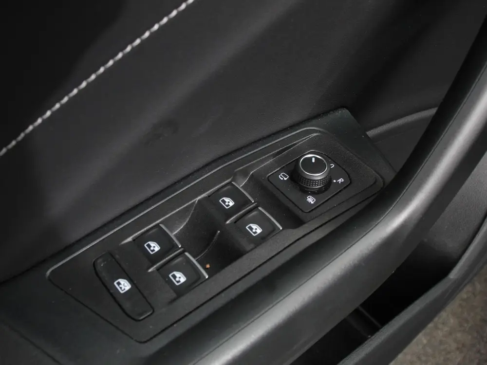 Volkswagen T-Roc 1.5 eTsi R-Line Edition Automaat Navigatie uit 2025, foto 18