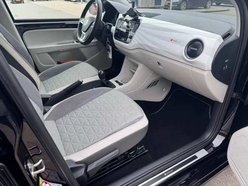 Volkswagen UP 1.0 BEATS  5-drs DAB Radio Lane Assist uit 2020, foto 13
