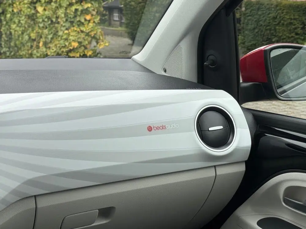 Volkswagen UP 1.0 BEATS  5-drs DAB Radio Lane Assist uit 2020, foto 17