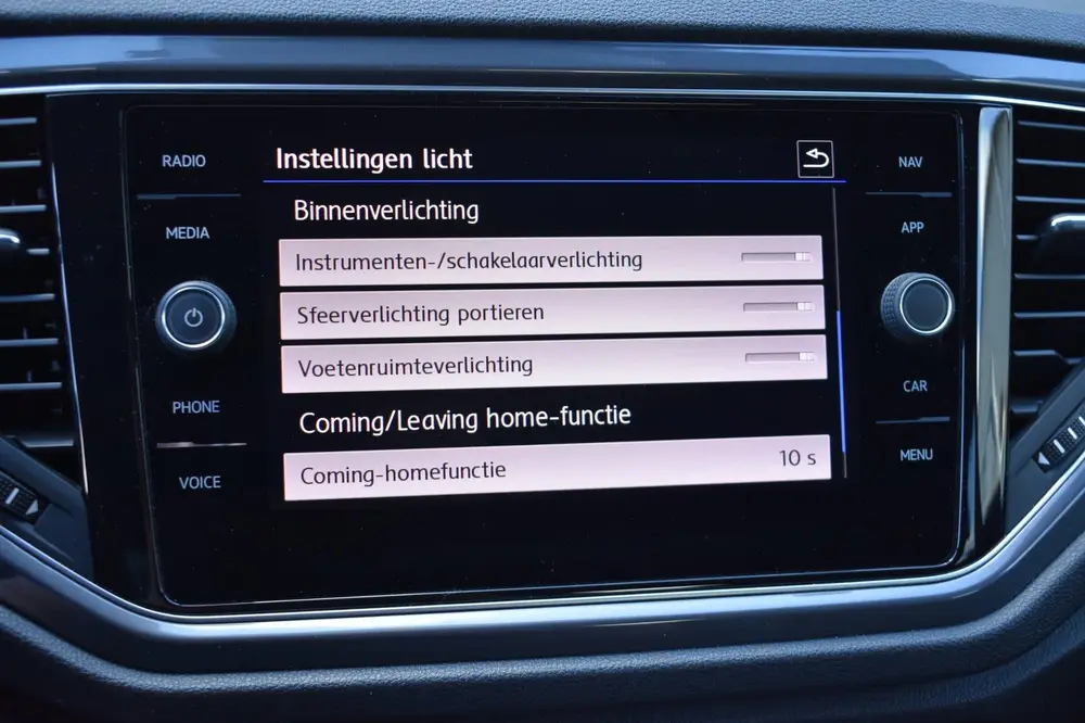 Volkswagen T-Roc 1.5 TSI R-LINE | PANO | TREKHAAK | CAMERA | uit 2019, foto 16