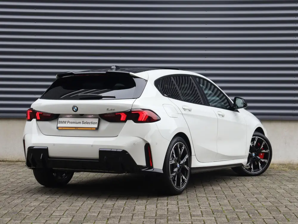 BMW 1-serie 5-deurs 120 uit 2025, foto 2