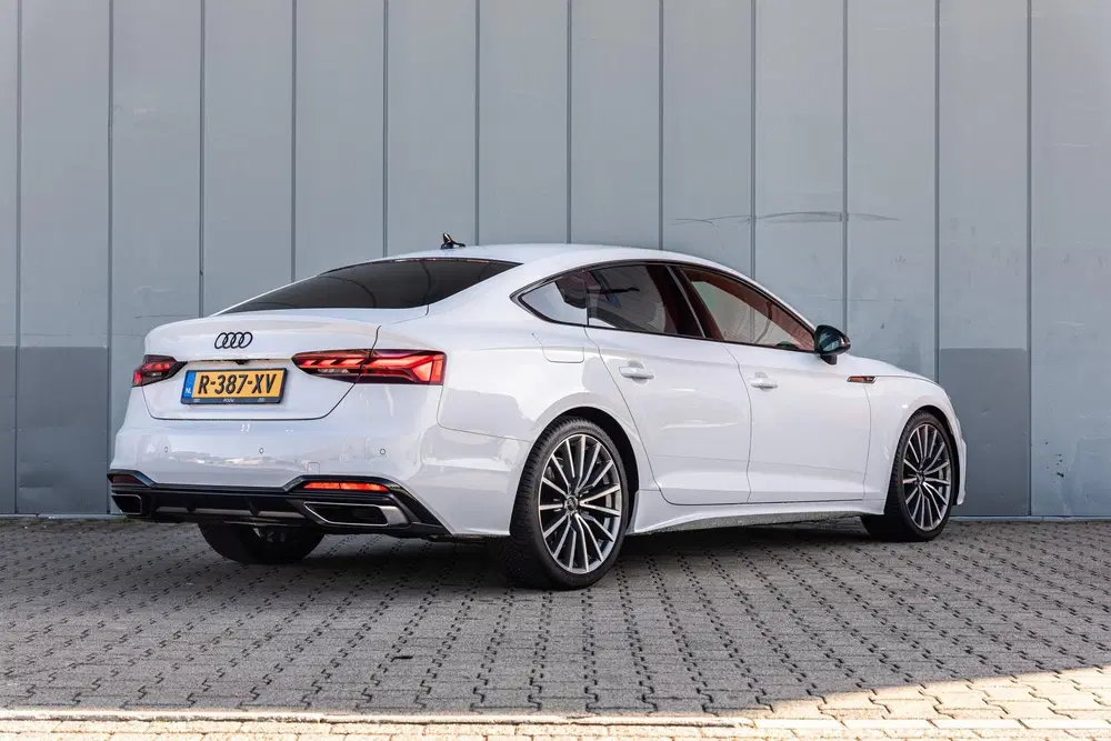 Audi A5 35 TFSI 150pk S edition Competition uit 2023, foto 2