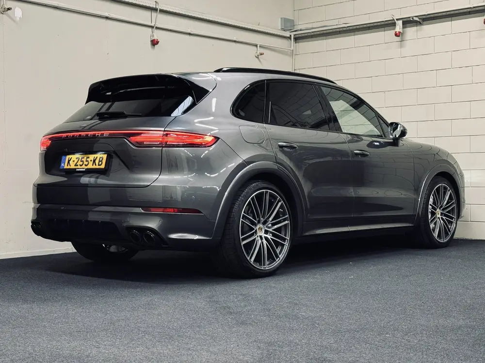 Porsche Cayenne 3.0 E-Hybrid uit 2021, foto 2