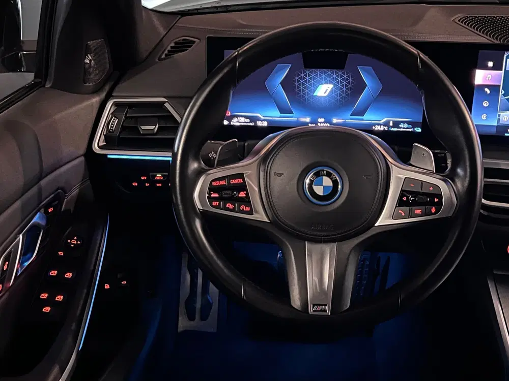 BMW 3-serie 330e xDrive High Executive Edition M Pan uit 2022, foto 18