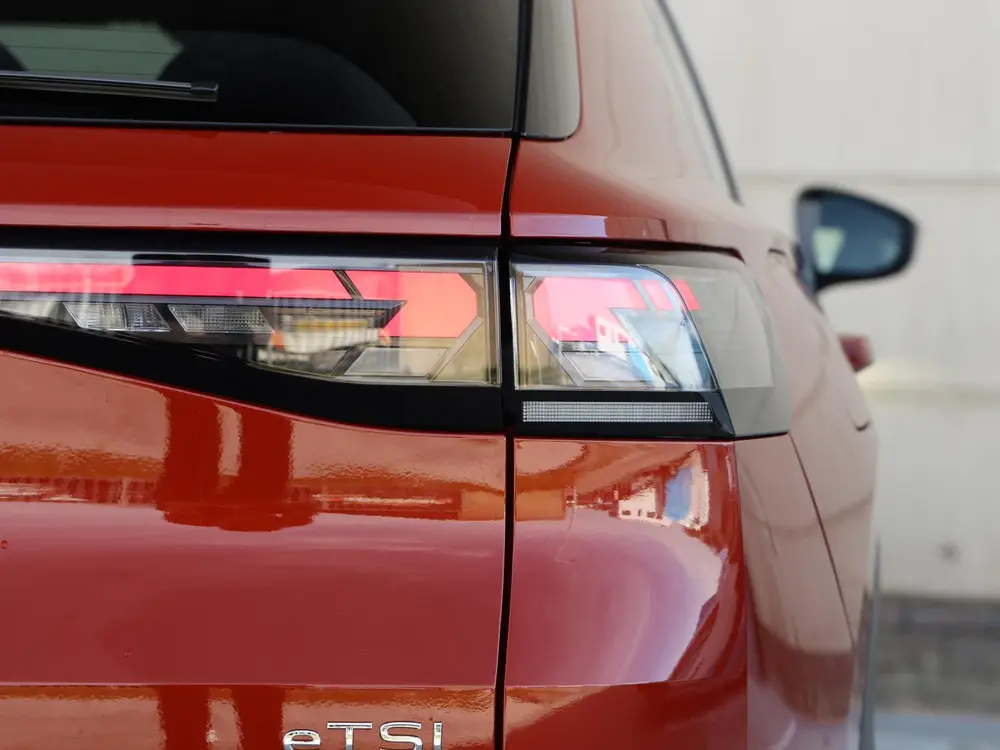 Volkswagen T-Roc R-Line First Edition 1.5 eTSI 150 PK | Navi uit 2026, foto 17