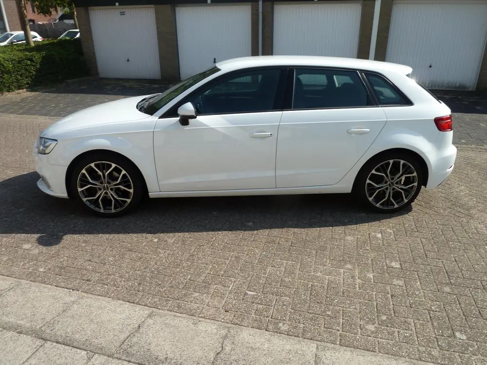 Audi A3 30 TFSI Design Pro Line uit 2019, foto 2
