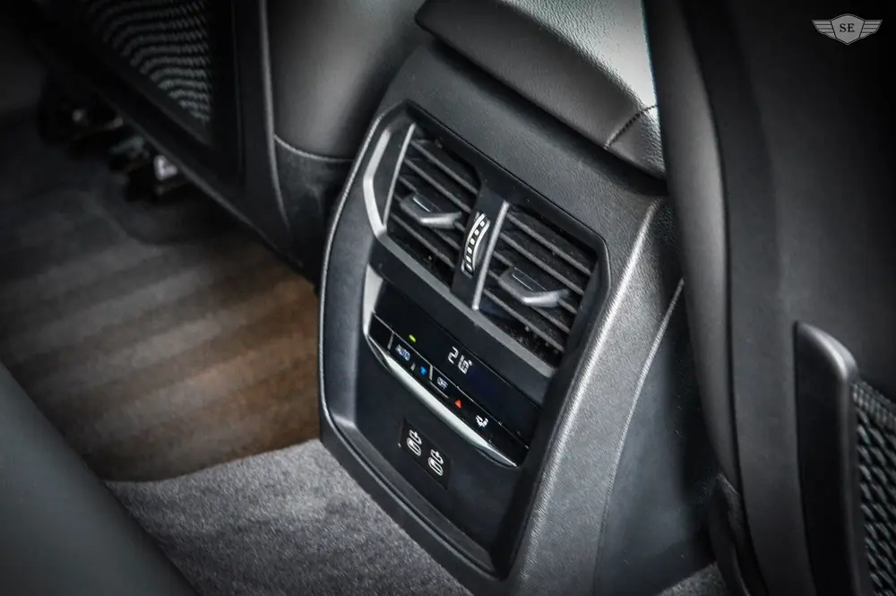 BMW 3-serie 330e uit 2022, foto 10