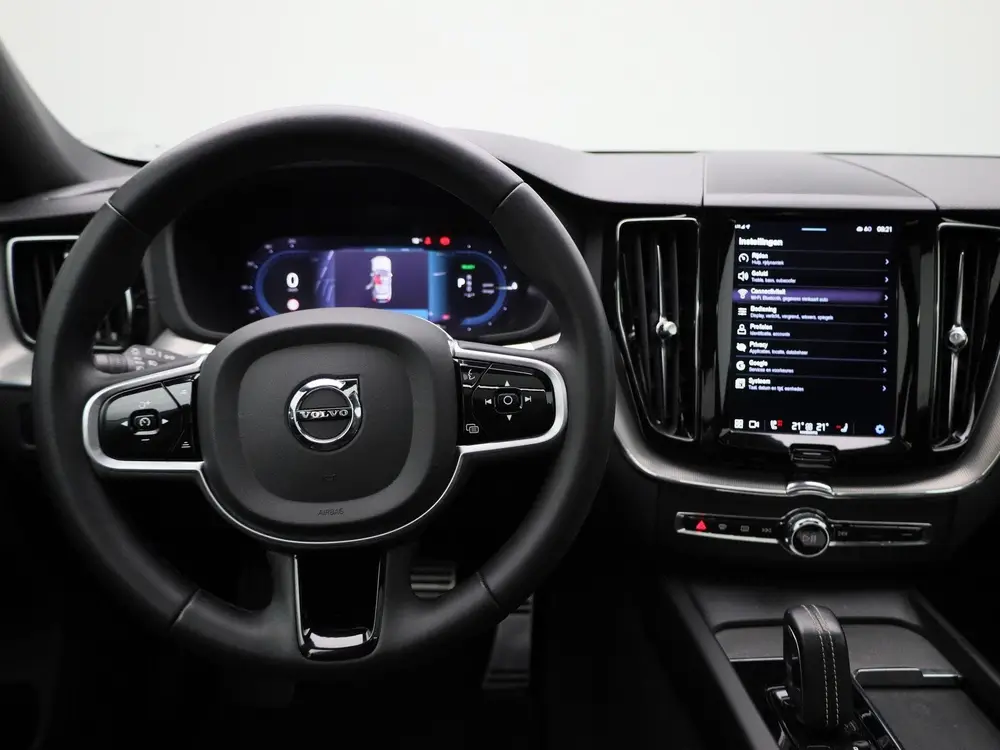 Volvo XC60 2.0 T8 Plug-in hybrid AWD Plus Dark uit 2022, foto 3