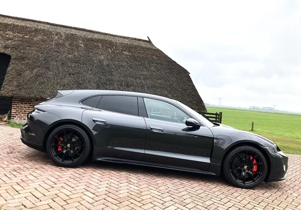 Porsche Taycan GTS 93 Sport Chrono Sunshine 93 uit 2022, foto 2