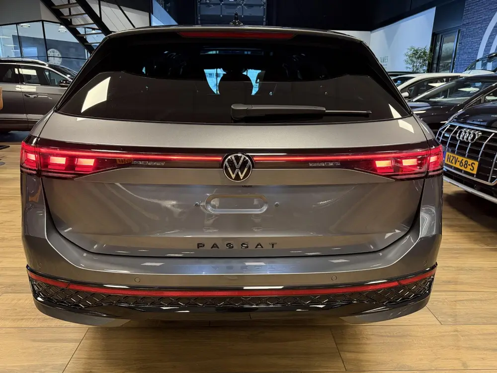 Volkswagen Passat Variant 1.5 eTSI R-Line Edition PHEV|PANO| uit 2025, foto 6