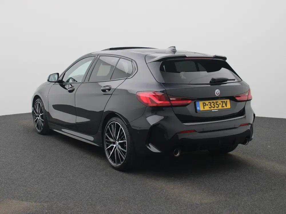 BMW 1-serie 120i Business Edition uit 2022, foto 2
