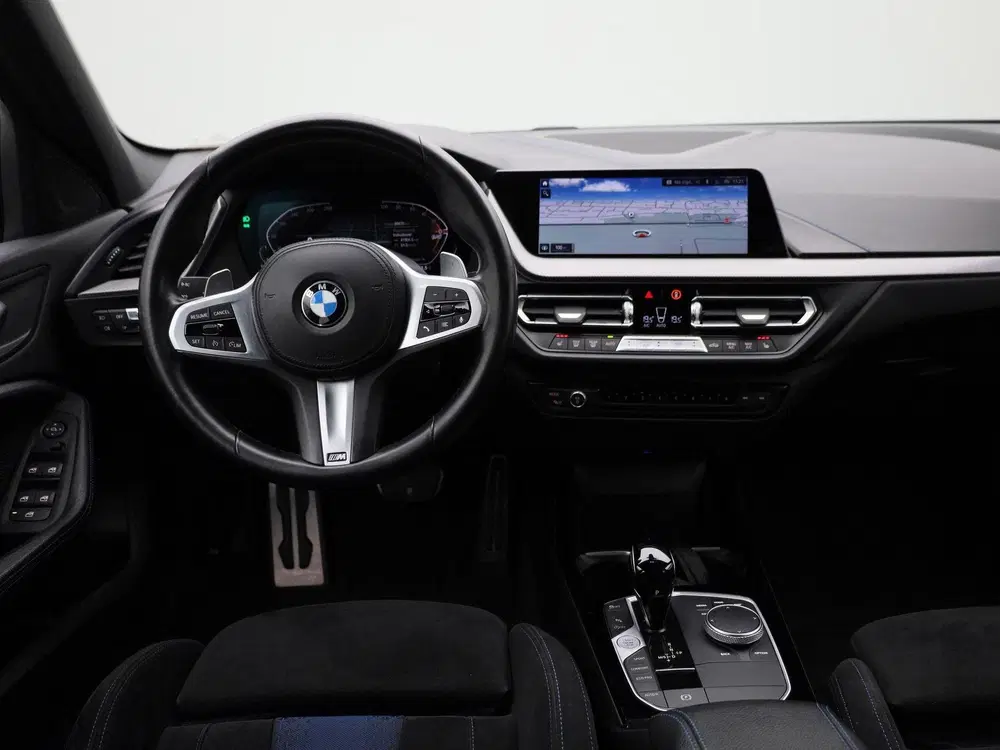 BMW 1-serie 120i Business Edition uit 2022, foto 7