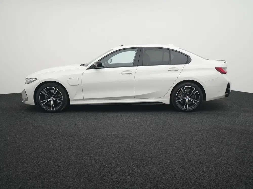BMW 3-serie 330e uit 2022, foto 4