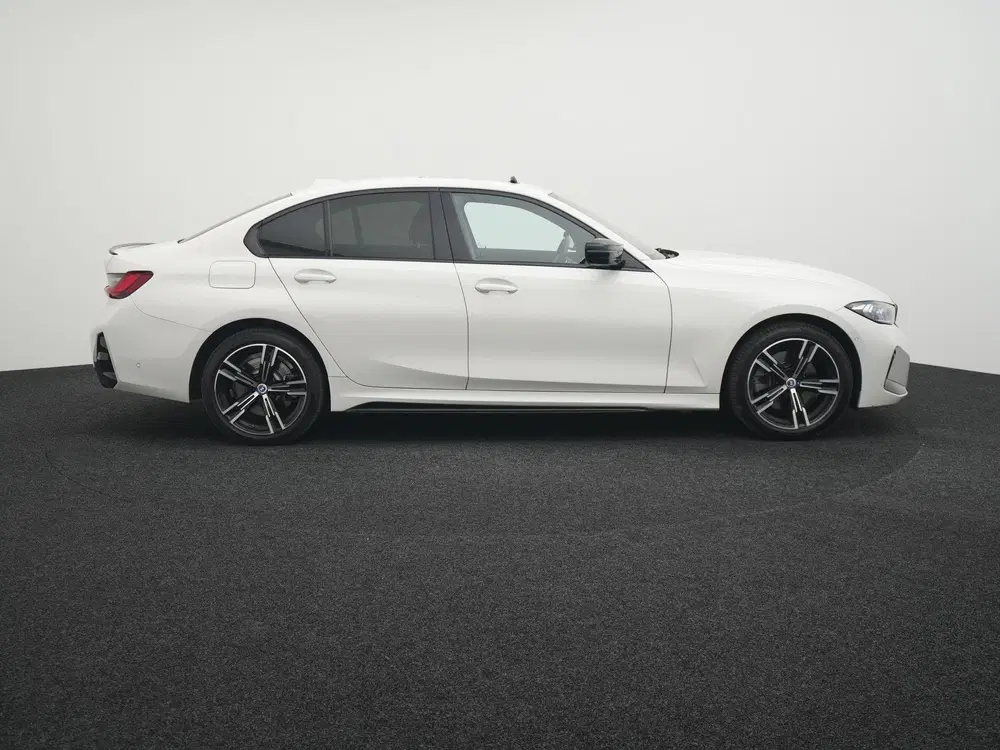 BMW 3-serie 330e uit 2022, foto 6