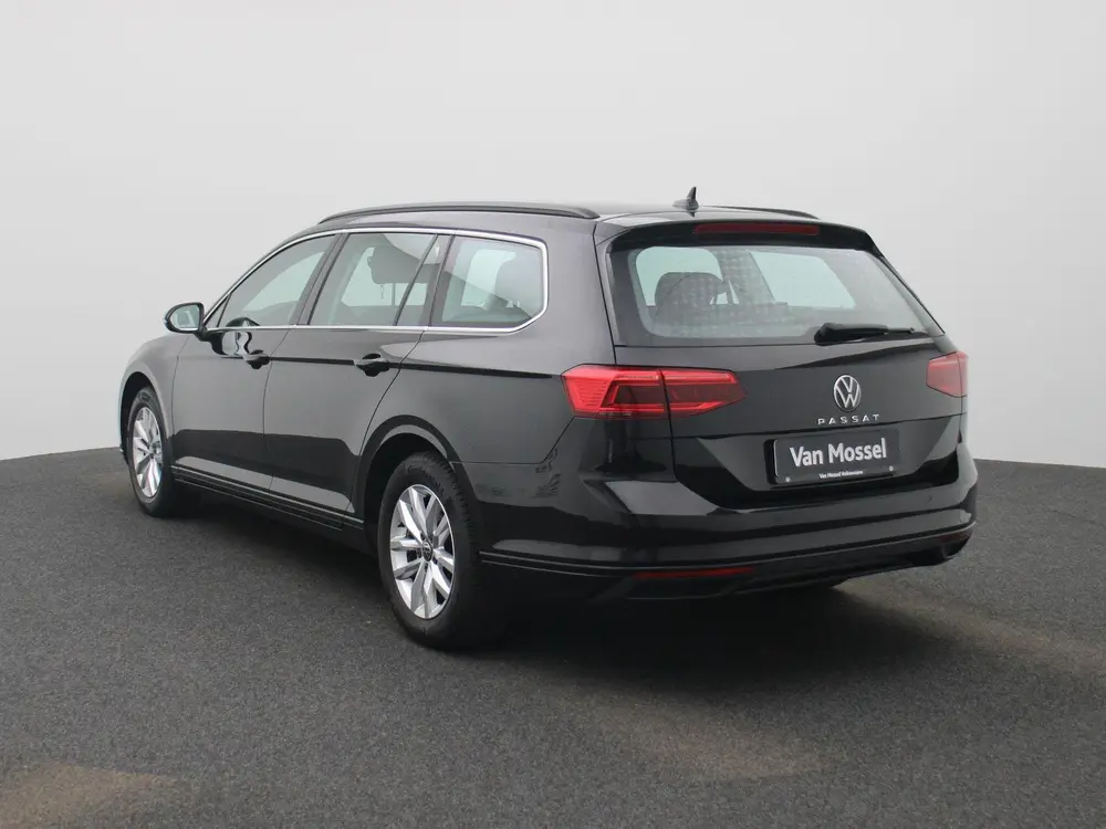 Volkswagen Passat Variant 2.0 TDI Elegance Business R AUTOMA uit 2023, foto 2