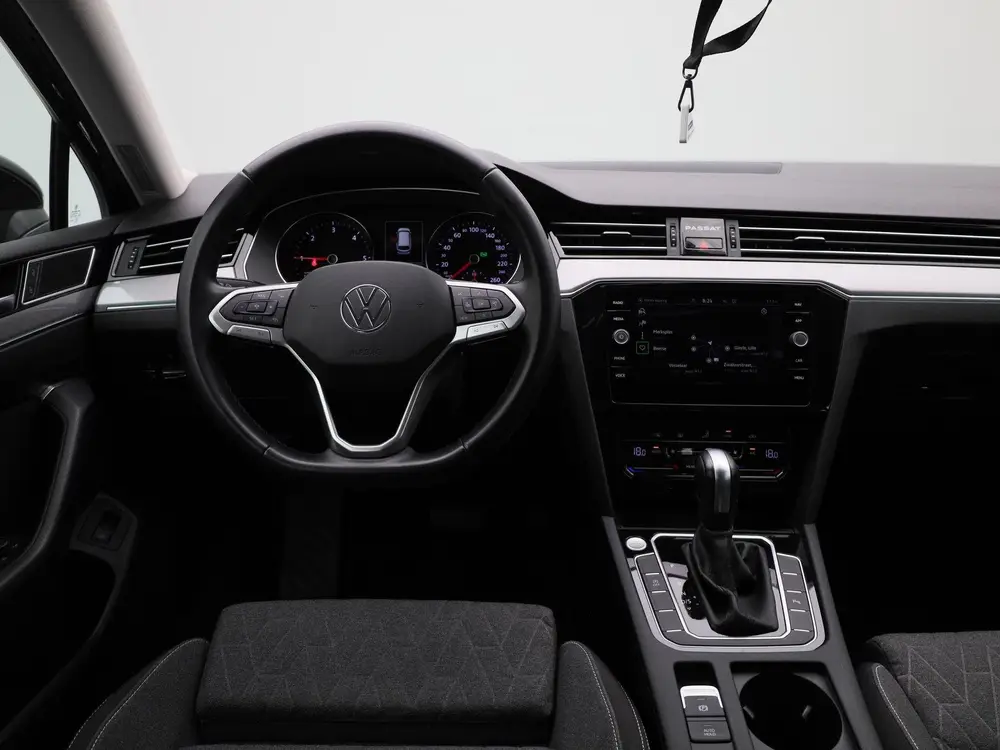 Volkswagen Passat Variant 2.0 TDI Elegance Business R AUTOMA uit 2023, foto 7