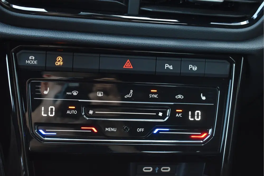 Volkswagen T-Roc 1.5 TSI R-Line Black Style LED grill, Adapt uit 2025, foto 19