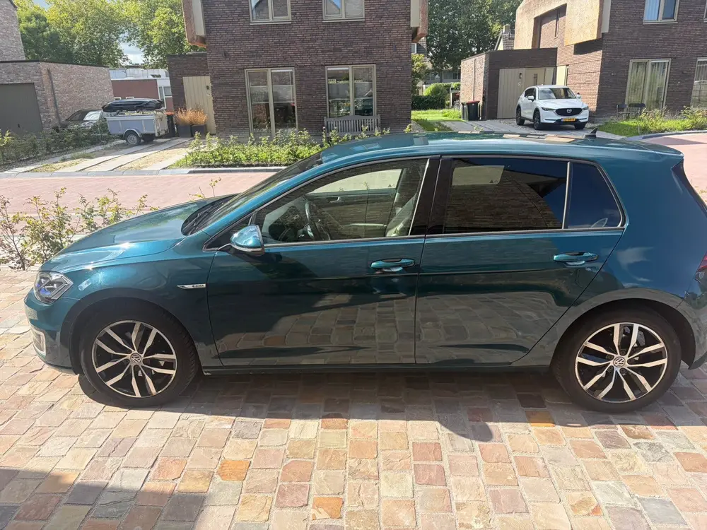 Volkswagen Golf e-Golf 36 kWh 136 pk Automaat 2019 Peacock Groen uit 2019, foto 4