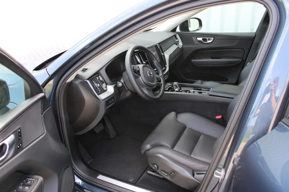 Volvo XC60 2.0 T6 Plug-in hybrid AWD Plus Dark uit 2023, foto 15