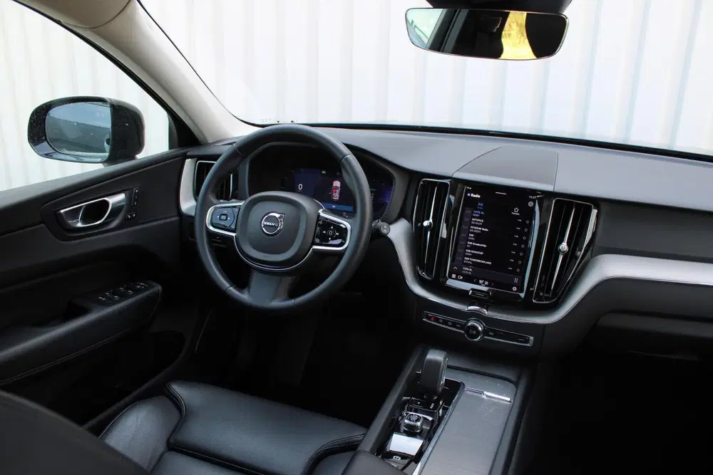 Volvo XC60 2.0 T6 Plug-in hybrid AWD Plus Dark uit 2023, foto 2