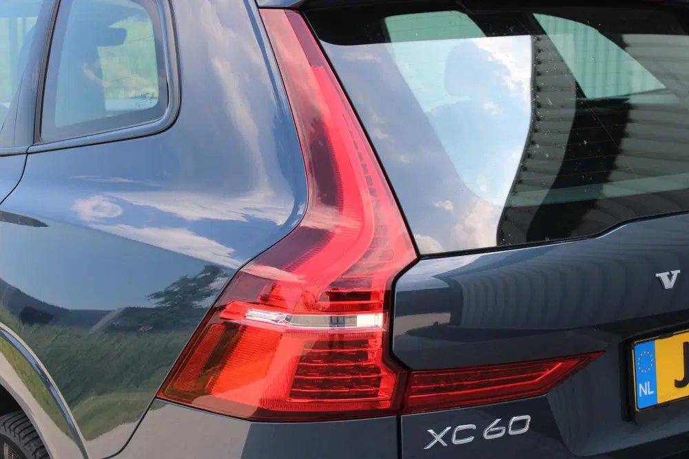 Volvo XC60 2.0 T6 Plug-in hybrid AWD Plus Dark uit 2023, foto 9