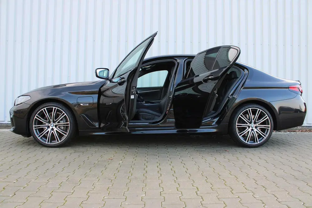 BMW 5-serie 545e xDrive M-sport black edition uit 2022, foto 15
