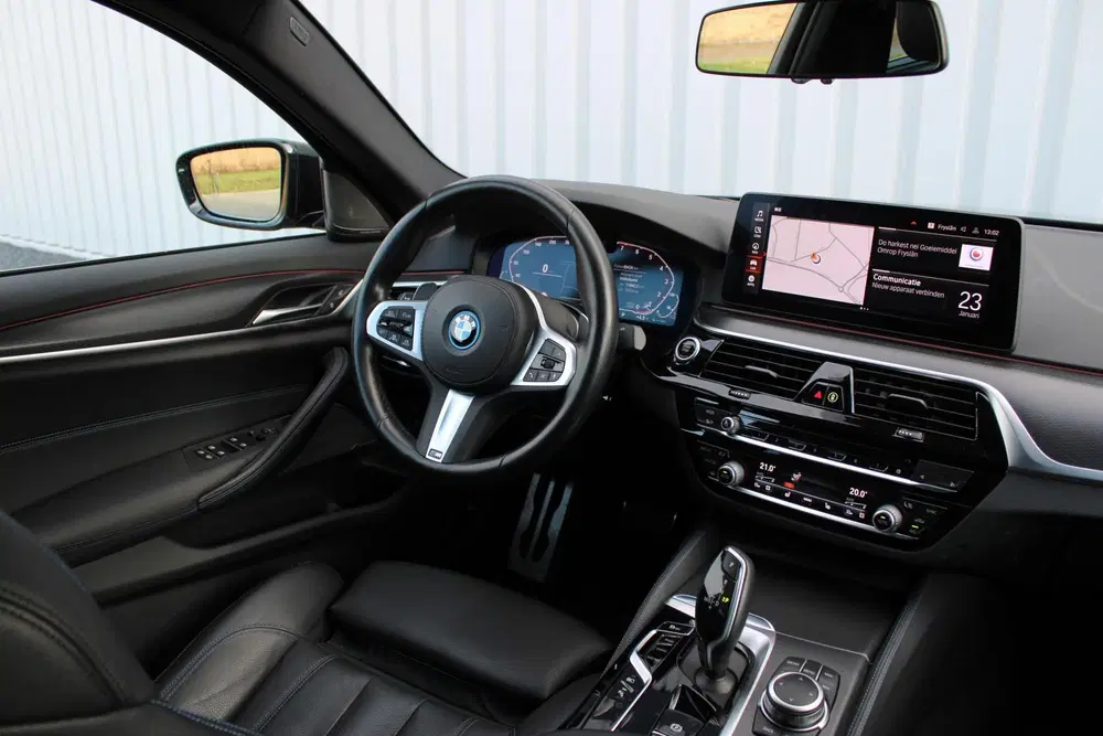 BMW 5-serie 545e xDrive M-sport black edition uit 2022, foto 2