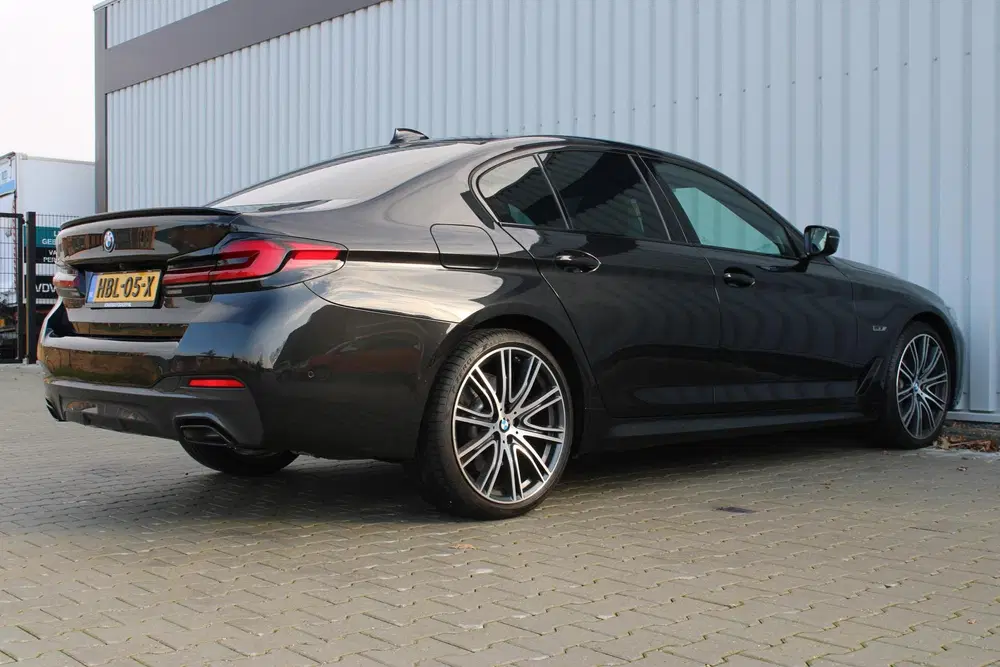 BMW 5-serie 545e xDrive M-sport black edition uit 2022, foto 3