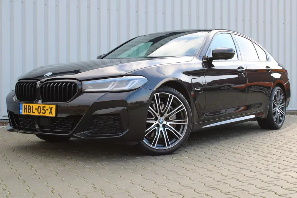 BMW 5-serie 545e xDrive M-sport black edition uit 2022, foto 4