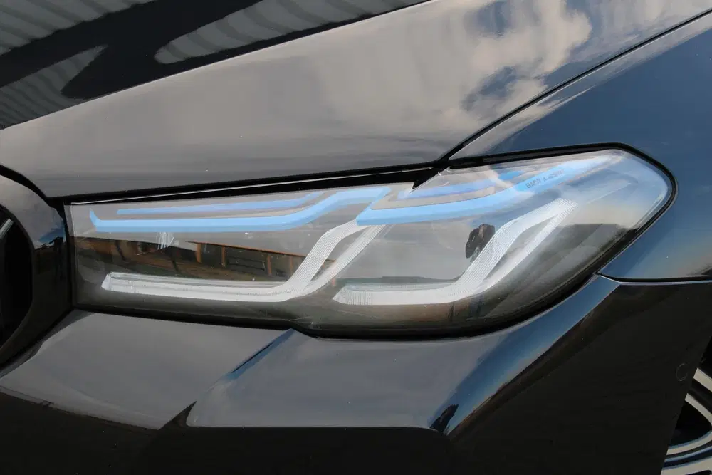 BMW 5-serie 545e xDrive M-sport black edition uit 2022, foto 6