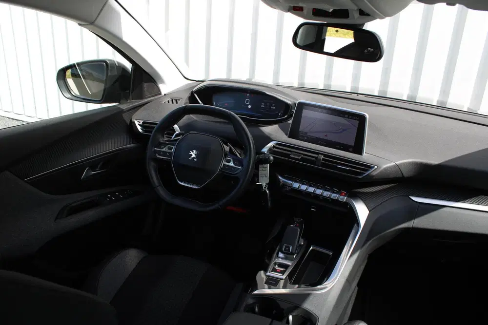 Peugeot 3008 1.2 PureTech Active Avantage uit 2020, foto 2