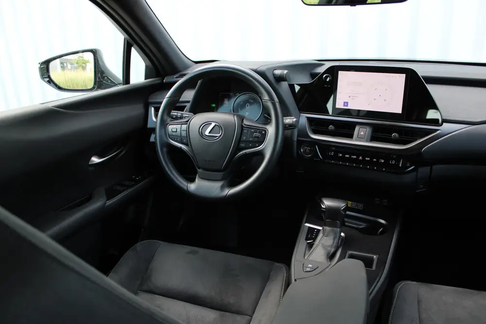 Lexus UX 250h uit 2024, foto 2