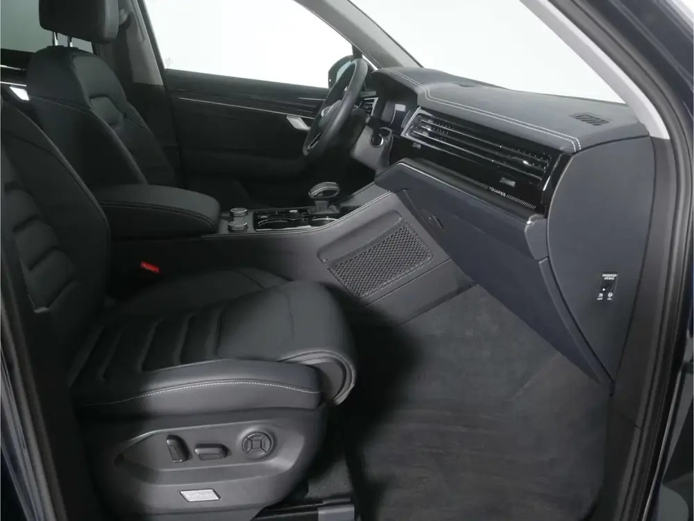 Volkswagen Touareg 3.0 TDI Grijs Kenteken ACC Luchtvering Co uit 2025, foto 12