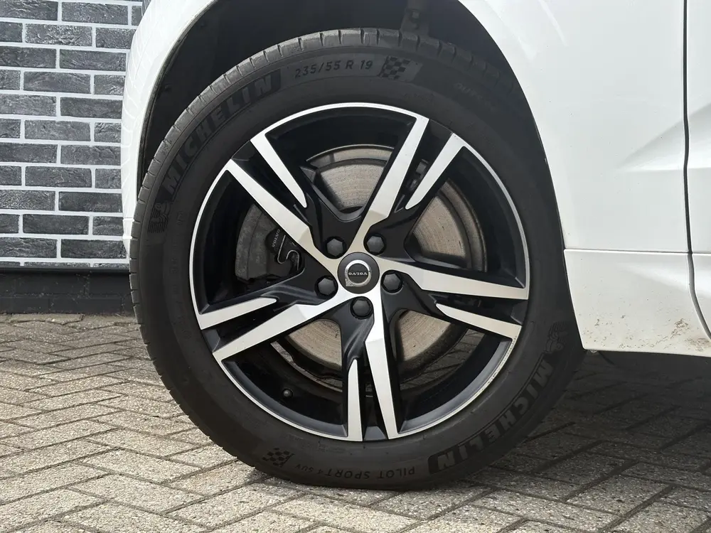 Volvo XC60 2.0 T8 Twin Engine AWD R-Design | Luchtvering | B uit 2019, foto 8