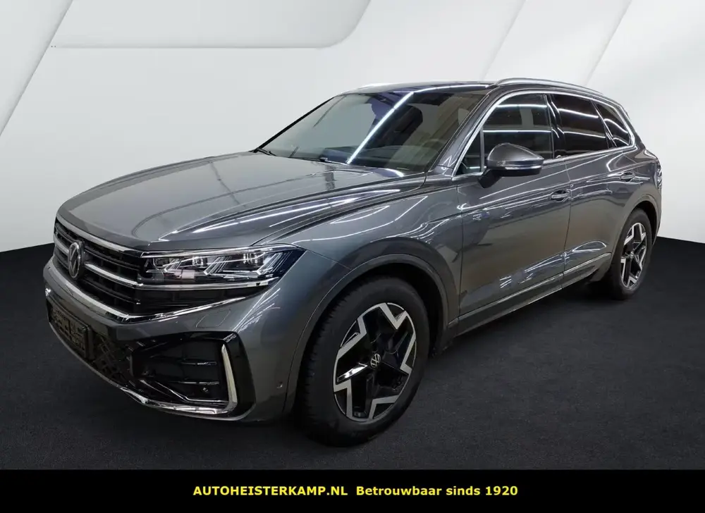 Volkswagen Touareg 3.0 TDI R-Line Grijs Kenteken ACC Stoelko uit 2025
