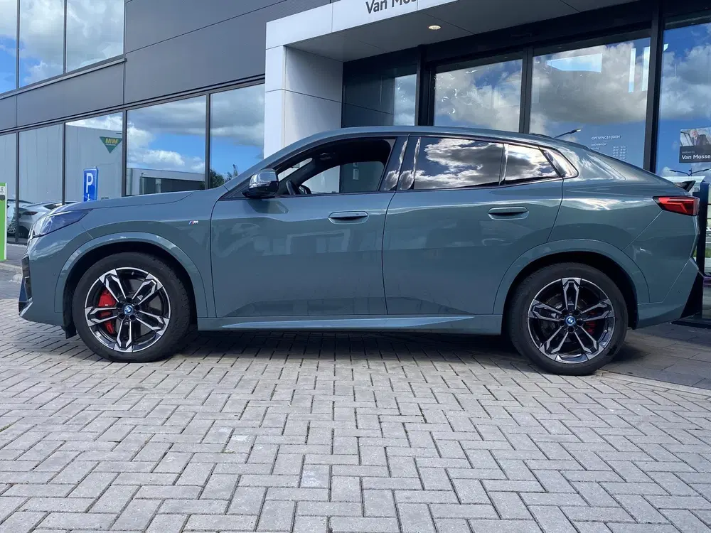 BMW iX2 eDrive20 67 kWh uit 2025, foto 2